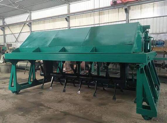 秸稈有機肥生產(chǎn)設(shè)備實拍