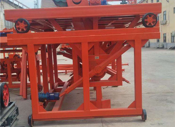 履帶式翻堆機(jī)在進(jìn)行翻拋?zhàn)鳂I(yè)時需要注意哪些問題？